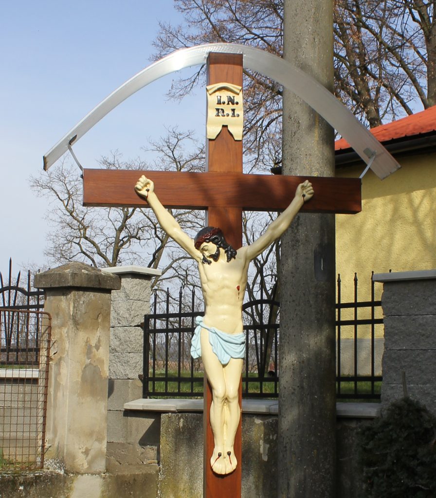 Fakereszt a templomkertben