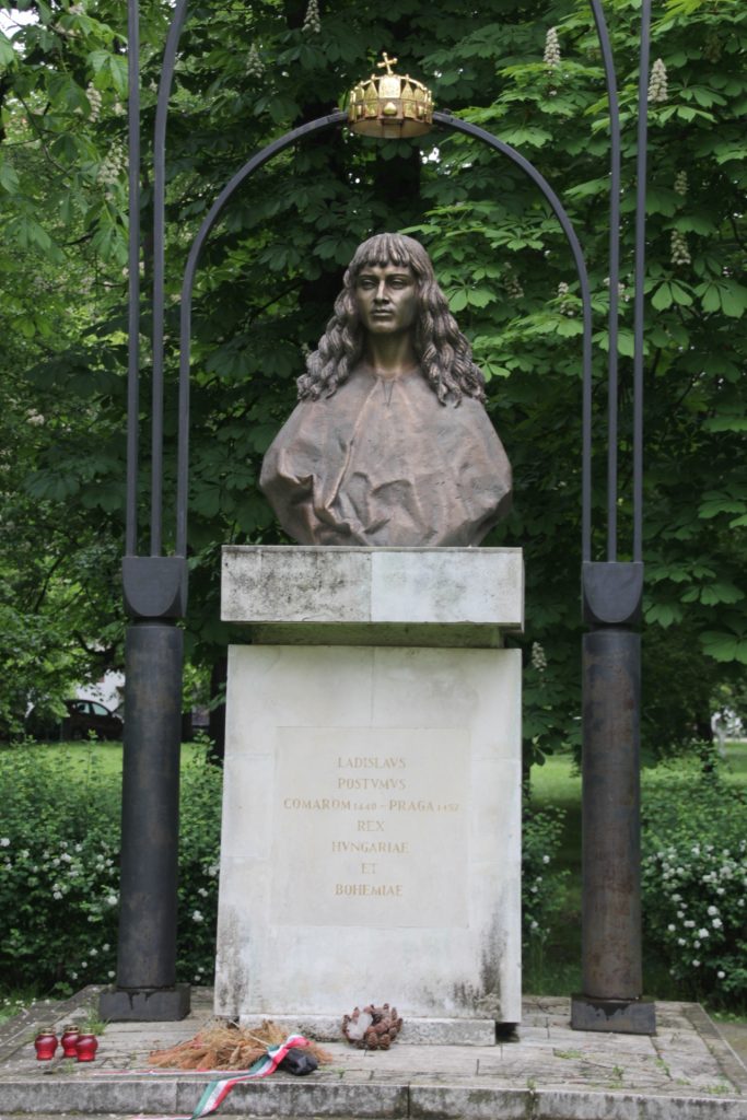 V. László mellszobra