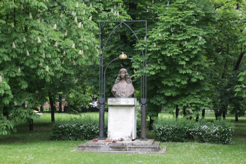 V. László mellszobra