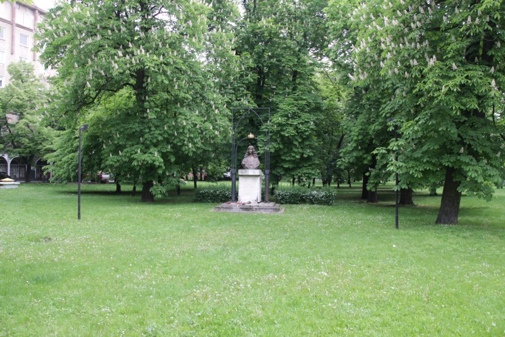 V. László mellszobra