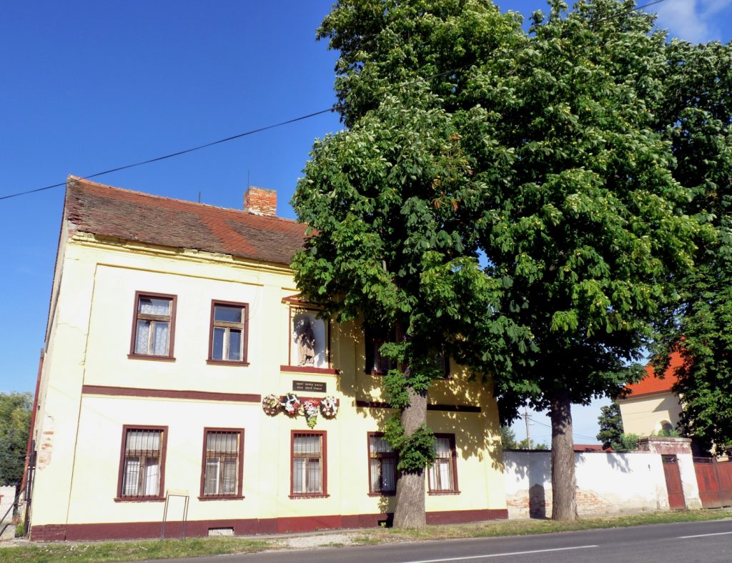 Római katolikus plébánia Szent István király szobrával