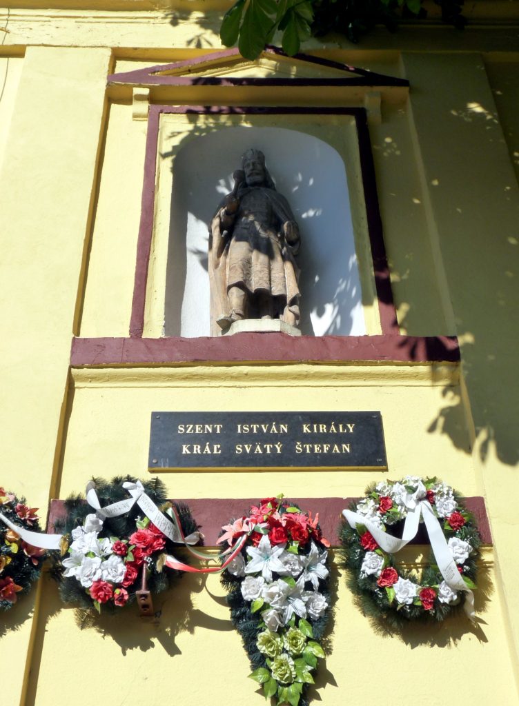 Római katolikus plébánia Szent István király szobrával
