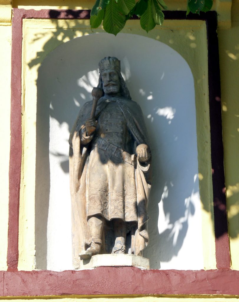 Római katolikus plébánia Szent István király szobrával