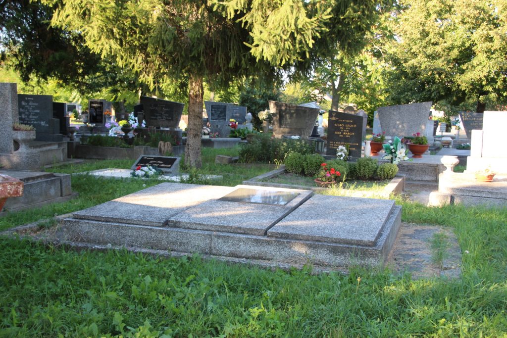 Tuba Gáspár lelkész és gyermekei sírja