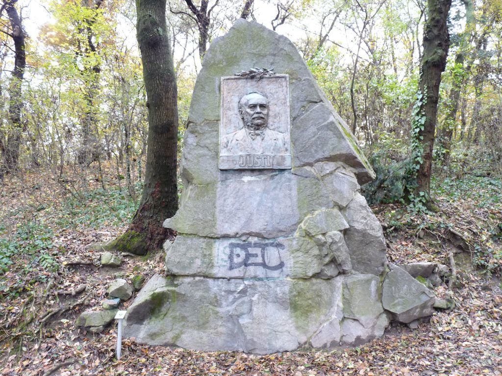 Justi Henrik emlékműve