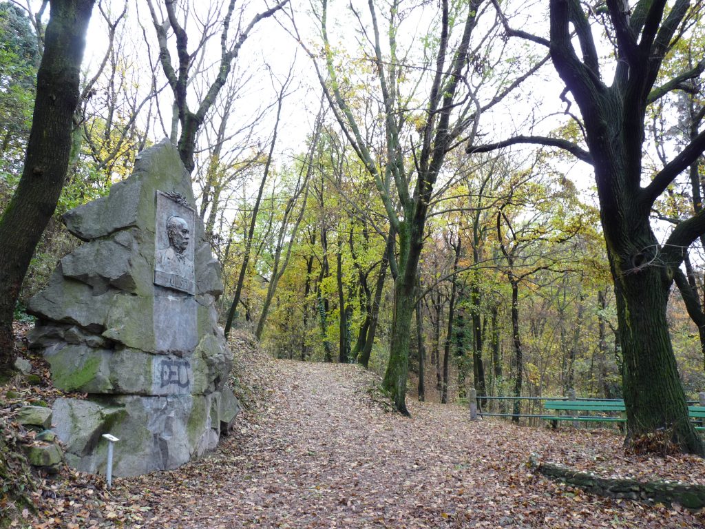 Justi Henrik emlékműve