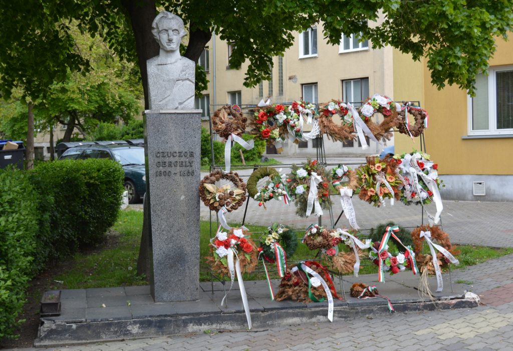 Czuczor Gergely szobra