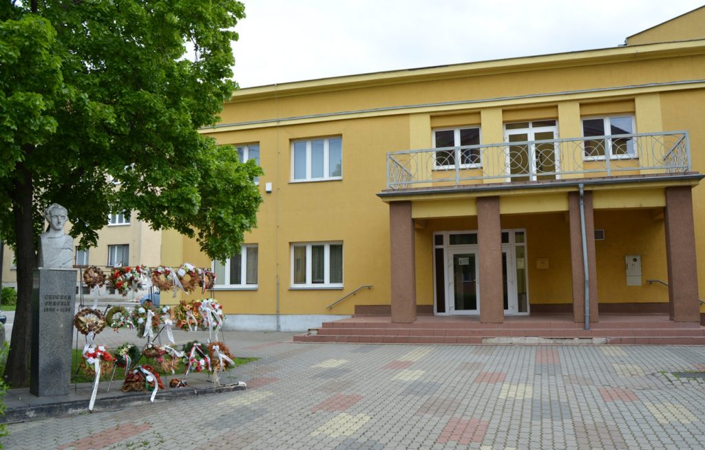Czuczor Gergely szobra