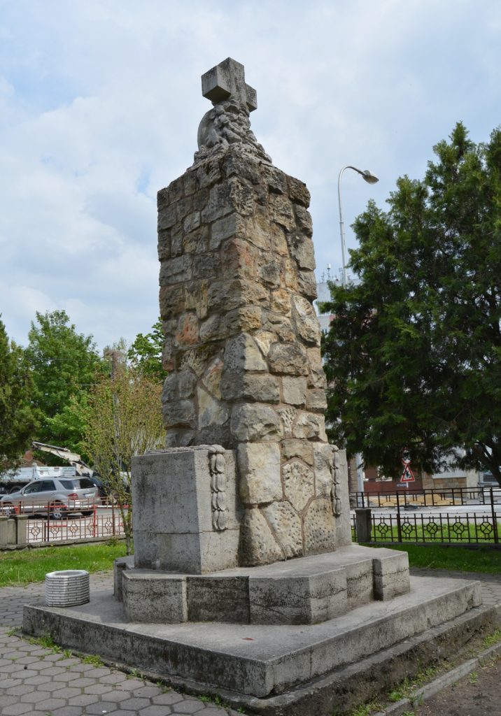 ersekujvar-torok-uralom-aloli-felszabadulas-emlekmuve (2)