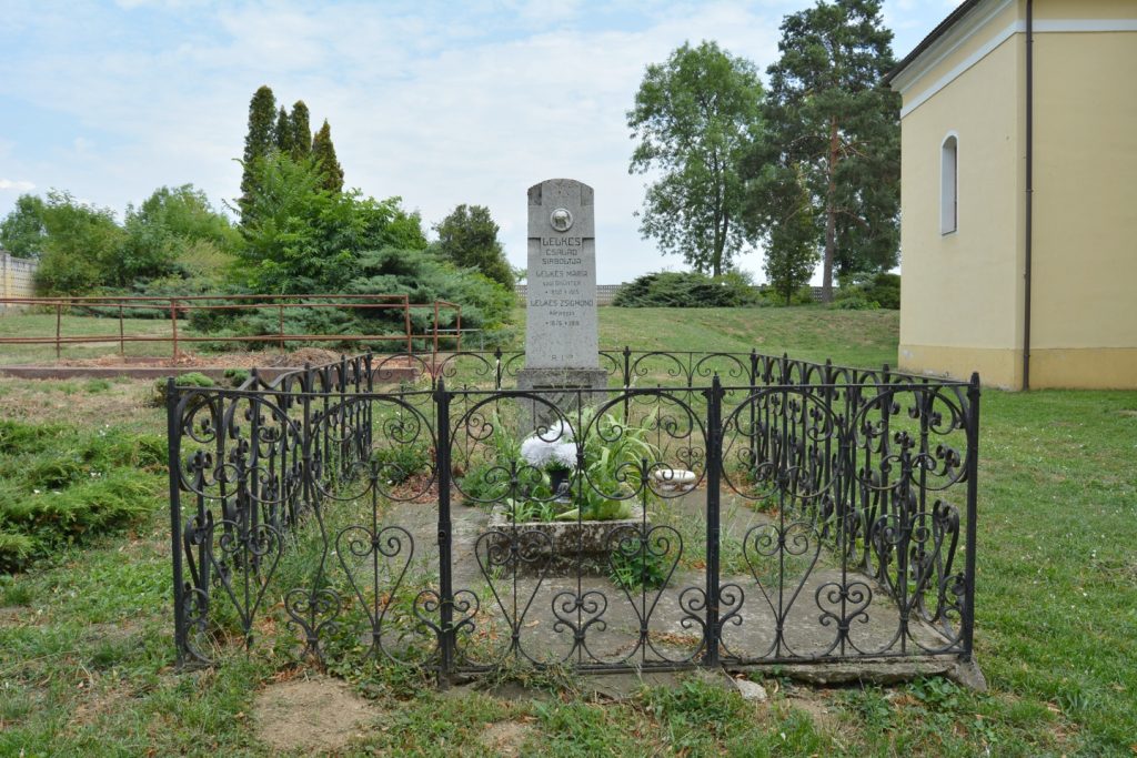 nagyrepeny-lelkes-csalad-sirja (3)