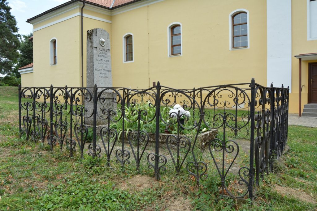 nagyrepeny-lelkes-csalad-sirja (5)