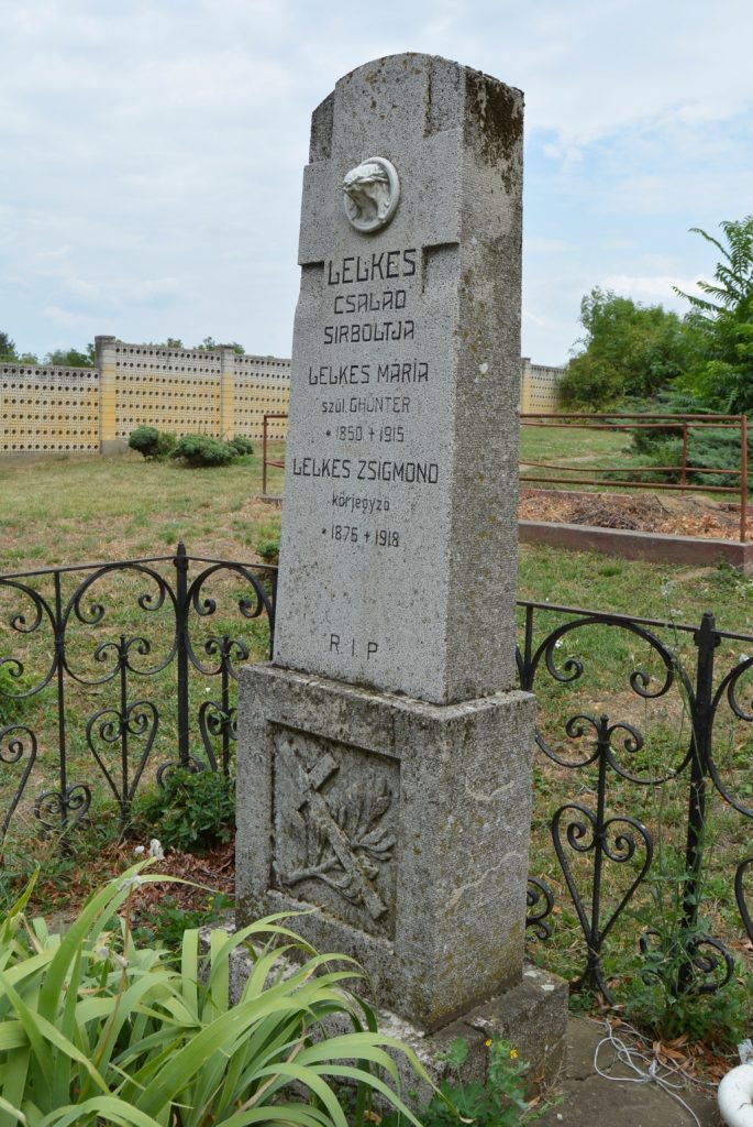 nagyrepeny-lelkes-csalad-sirja (8)