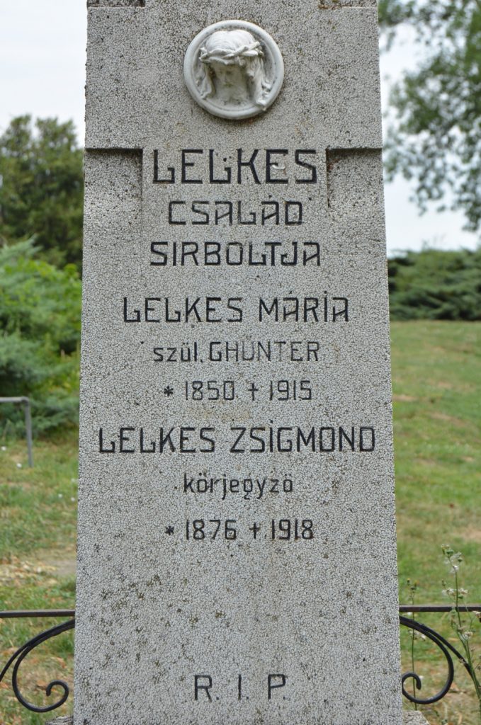 nagyrepeny-lelkes-csalad-sirja (11)