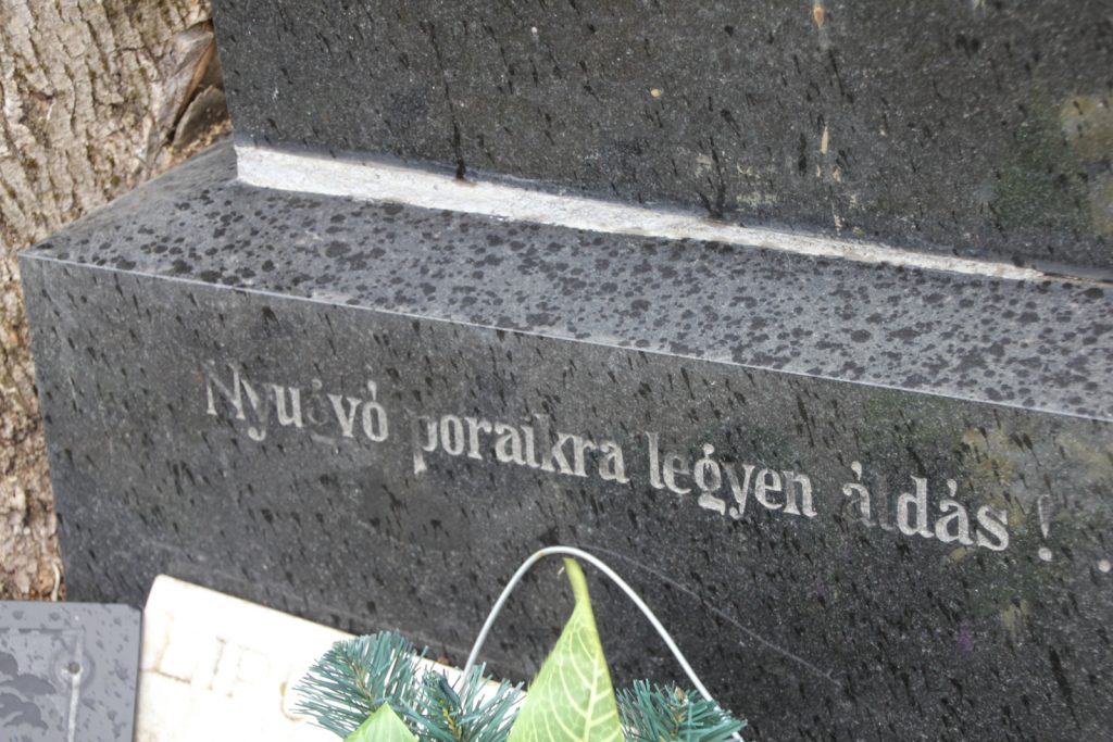 kokeszi-uhric-csalad-sirboltja-5