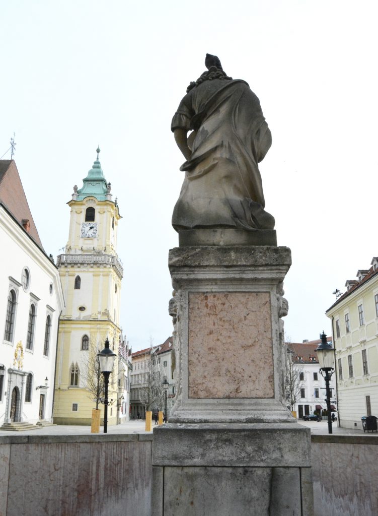 pozsony-korsos-asszony-szokokut (8)