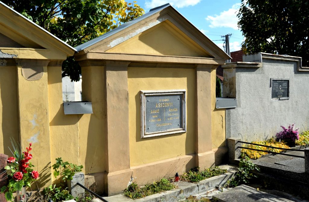 szepesszombat-asszonyi-adolf-sirja (4)