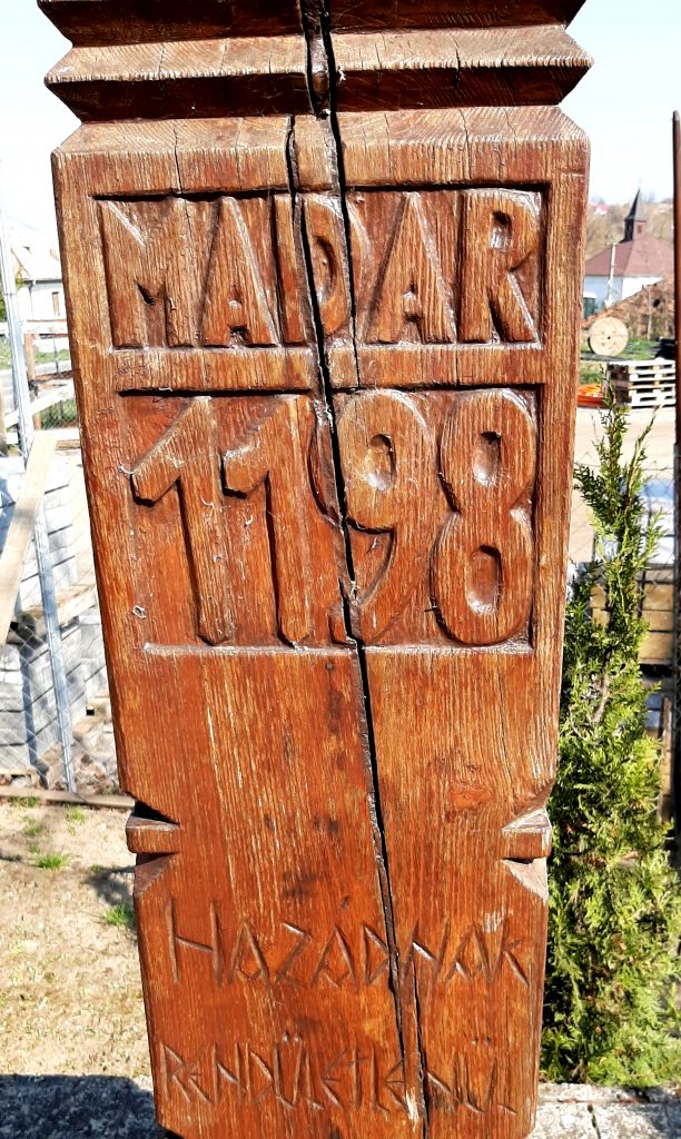 madar-kopjafa-6