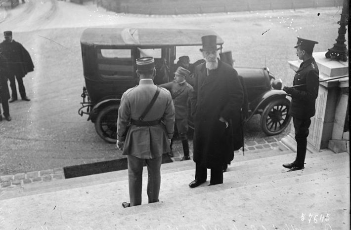 15. januára 1920 prichádza gróf Albert Apponyi na rokovania vo Versailles a preberá mierovú zmluvu.