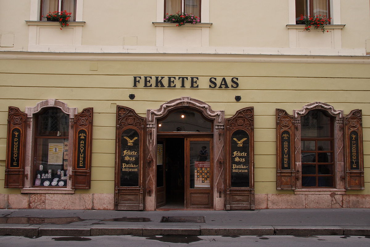 1200px-Szekesfehervar_Fekete_Sas_Patikamuzeum_01