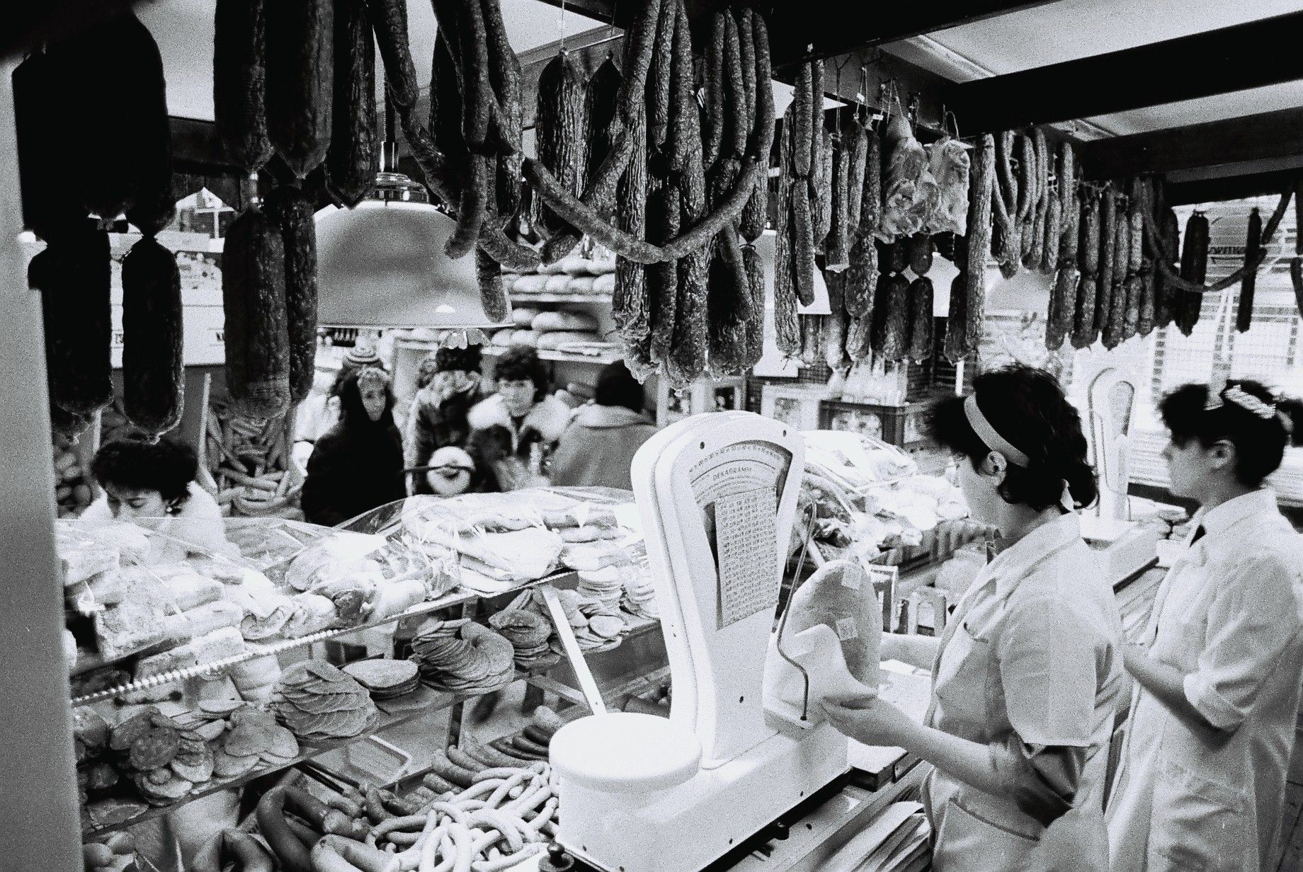 Rad ľudí pred mäsiarom, Debrecín, 1988.