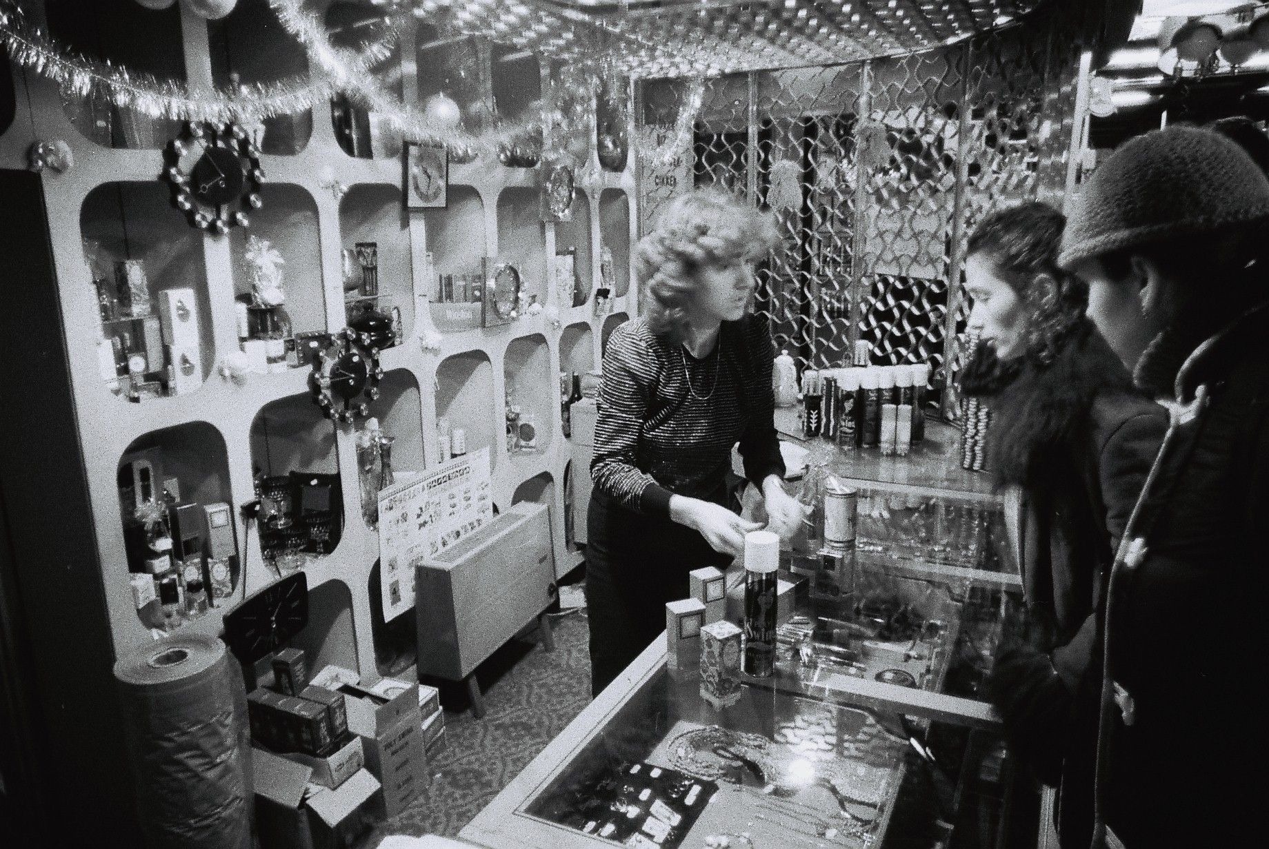 Nakupovanie v parfumérii, Debrecín, 1983.