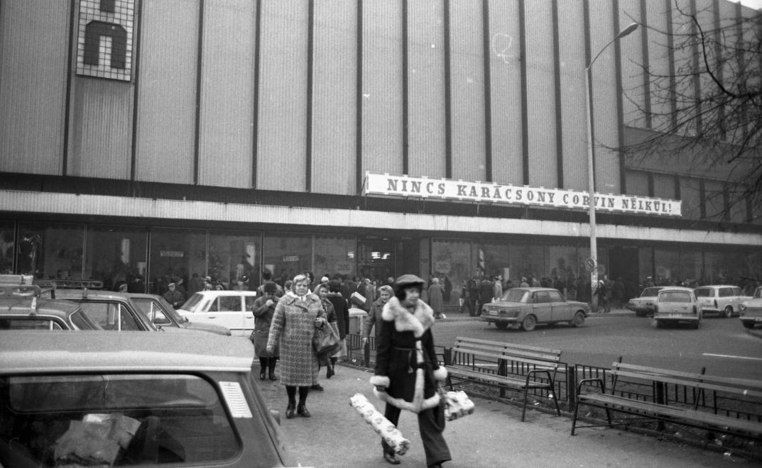 Predvianočné nakupovanie v obchodnom dome Corvin Áruház, 1979.