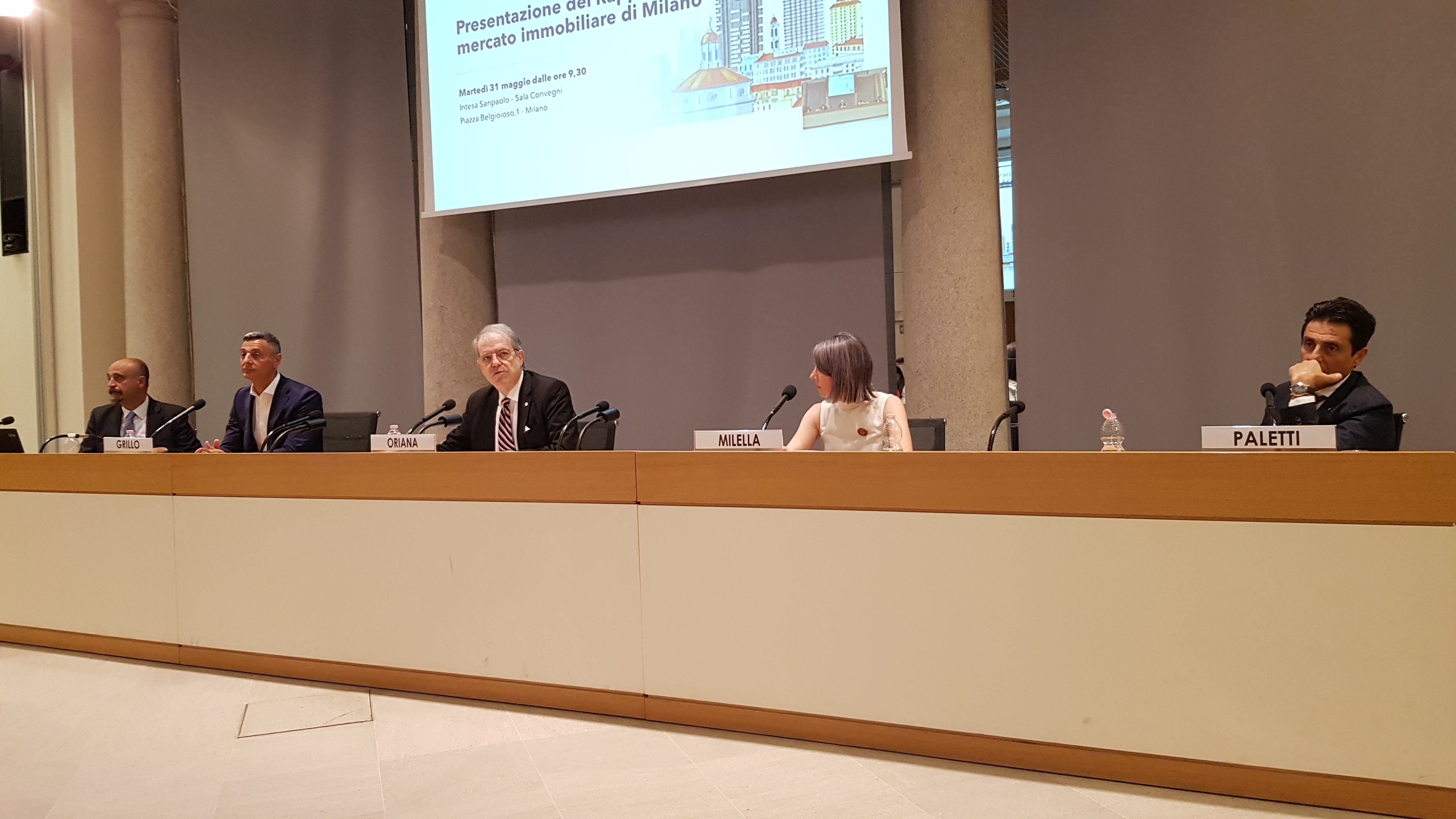 Il tavolo dei relatori alla tavola rotonda sulla rigenerazione urbana in occasione della presentazione del rapporto sul mercato immobiliare di Milano organizzato da Immobiliare.it