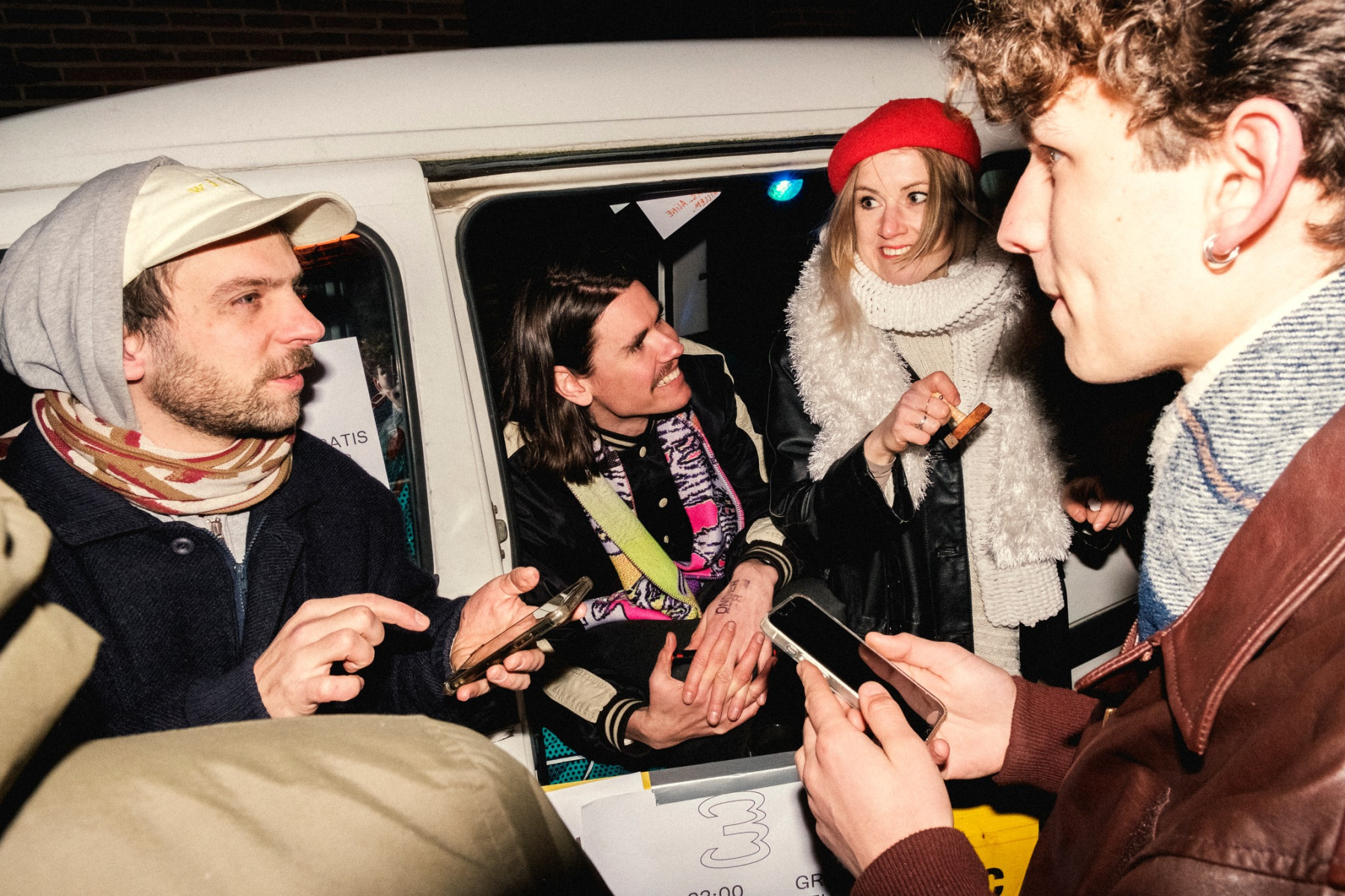 Mathias Vanthienen maakt zich nuttig als vrijwilliger aan de inkom.