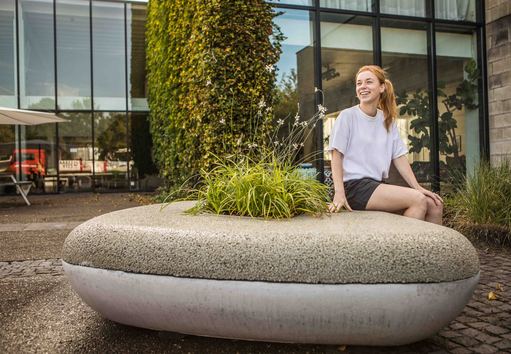 Een regenwater collecterende zitbank. The Waterbench