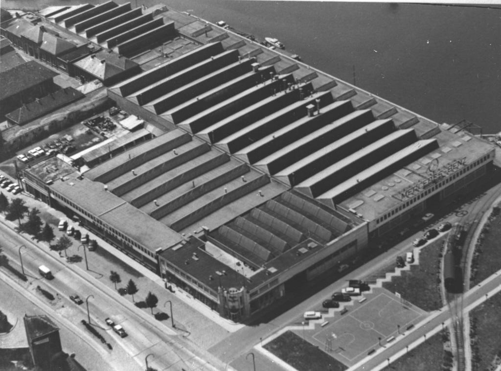 luchtopname-van-mercedes-benz-fabriek-in-mechelen-nabij-het-keerdok