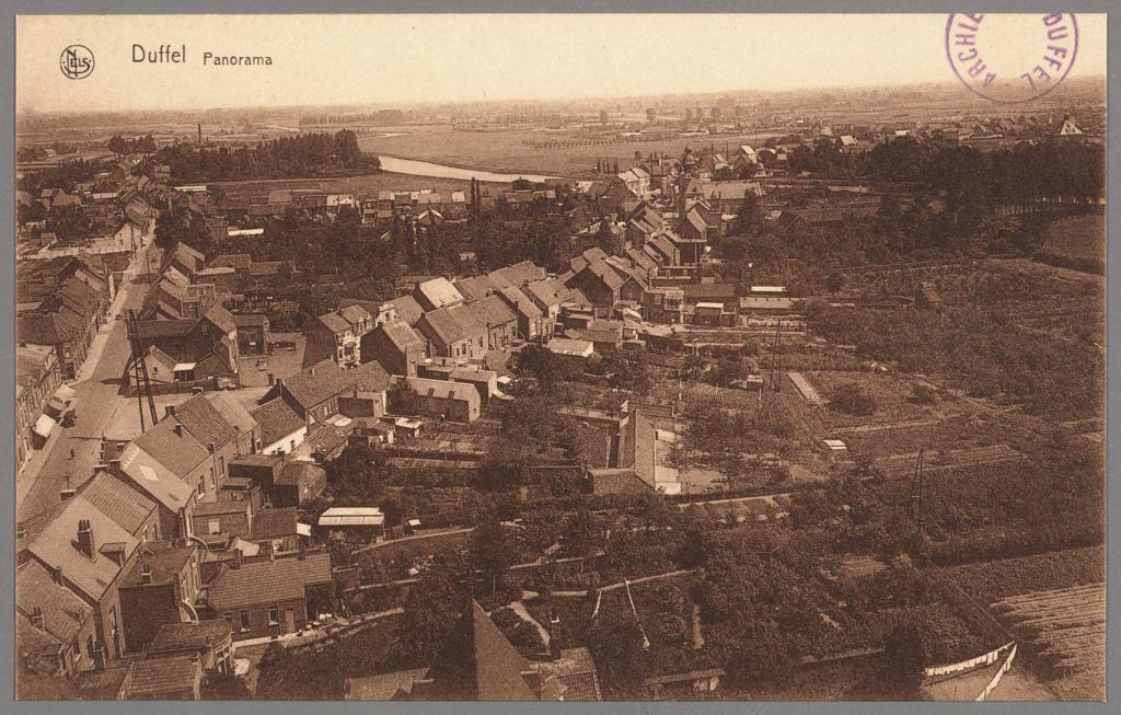Een panaroma van Duffel, met centraal de Leopoldstraat en de