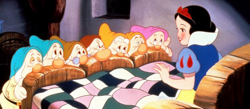 (c) Disney Sneeuwwitje wordt wakker bij de zeven dwergen.
