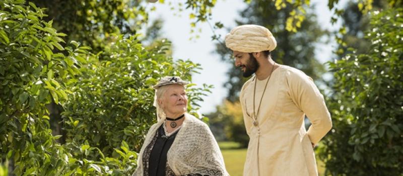 (c) Pathé Victoria en Abdul wandelen in de tuinen.