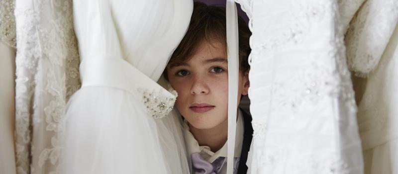 (c) J.E.F. Charlie verstopt zich in de garderobe