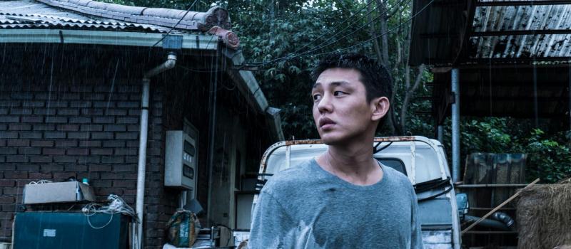 (c) Imagine Film Distribution Jongsoo kijkt om zich heen.