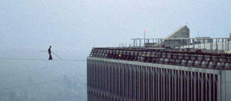 (c) Magnolia Pictures Philippe Petit liep in 1974 op een koord tussen de Twin Towers