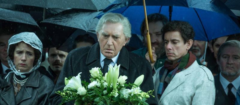 (c) Kinepolis Film Distribution Albert legt bloemen neer bij het graf.