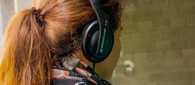 (c) Fotografie Remi Een bezoeker met de Plaza-audiogids.