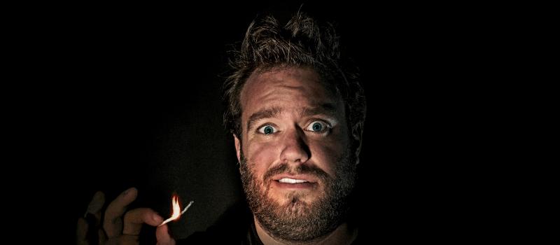 (c) Pretpraters Jens Dendoncker verlicht met een opbrandend stekje.