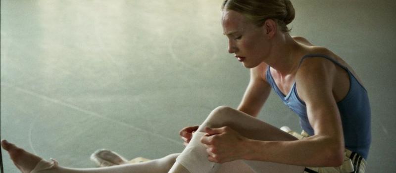 (c) Lumière Lara na kleedt zich aan voor de balletles