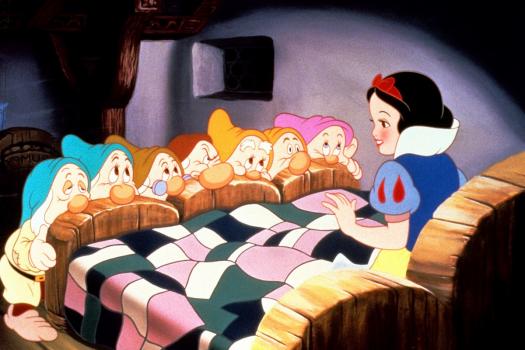 (c) Disney Sneeuwwitje wordt wakker bij de zeven dwergen.