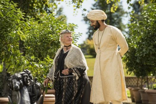 (c) Pathé Victoria en Abdul wandelen in de tuinen.