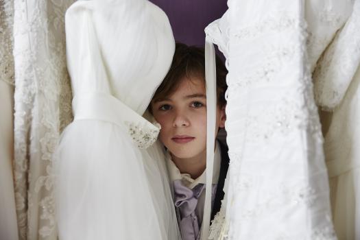 (c) J.E.F. Charlie verstopt zich in de garderobe