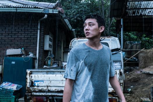 (c) Imagine Film Distribution Jongsoo kijkt om zich heen.