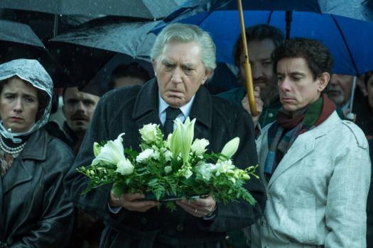 (c) Kinepolis Film Distribution Albert legt bloemen neer bij het graf.
