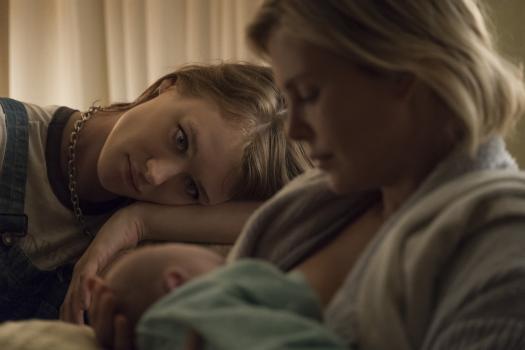 (c) The Searchers Marlo voedt haar baby met de hulp van Tully