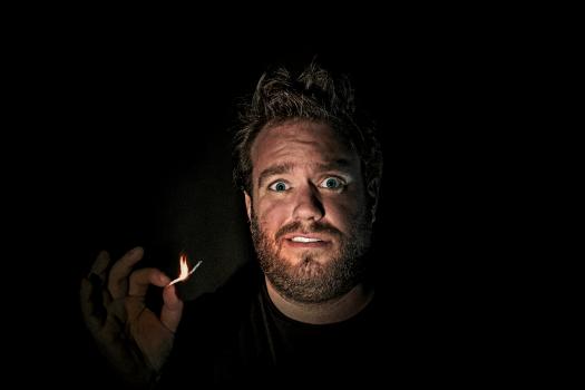 (c) Pretpraters Jens Dendoncker verlicht met een opbrandend stekje.