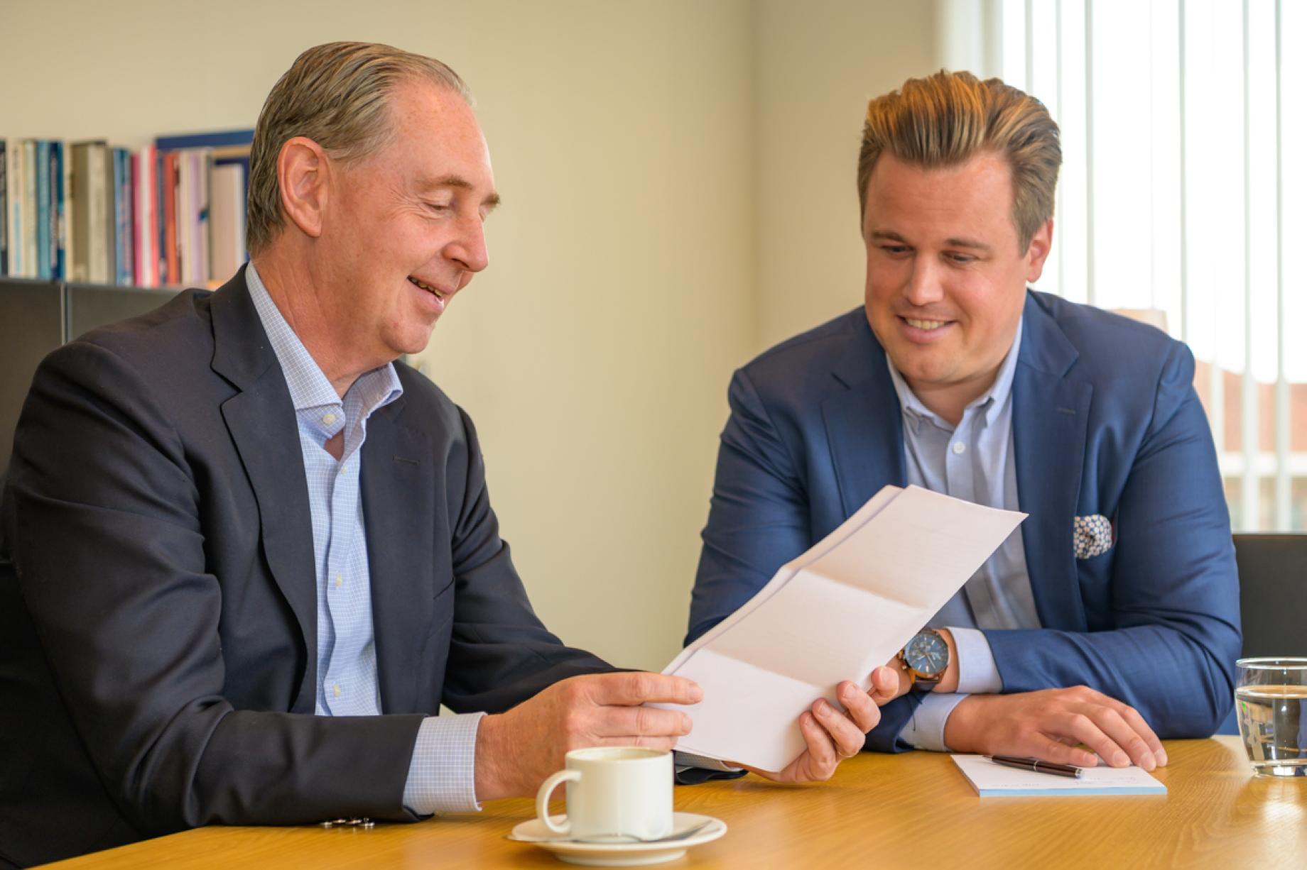 Philippe en Bram bekijken document