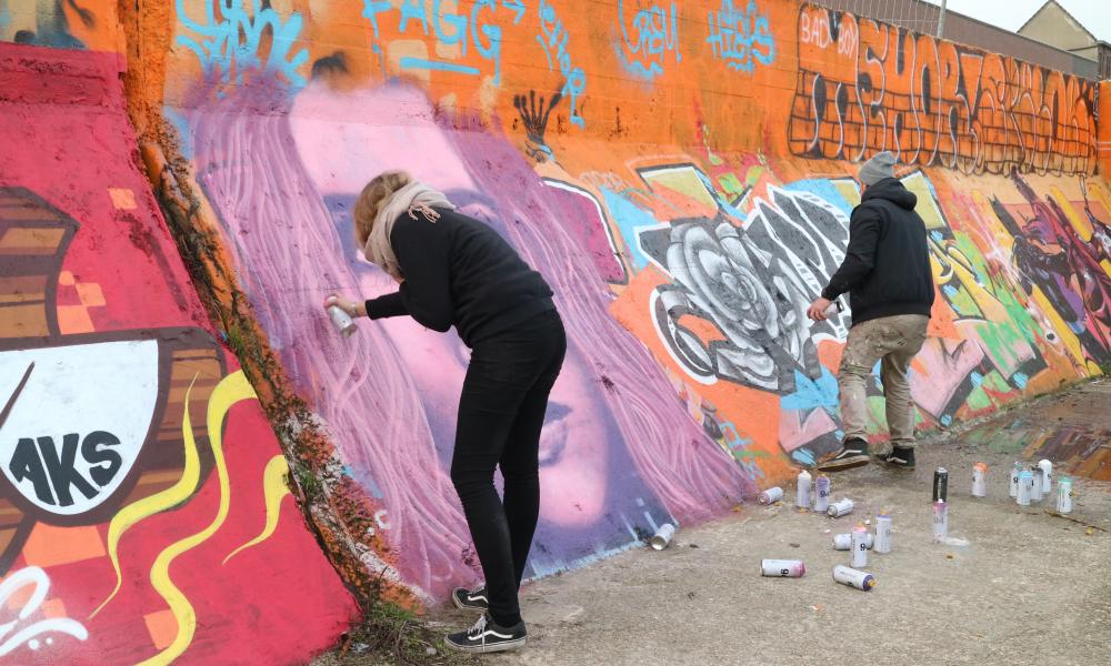 twee deelnemers werken hun masterpiece af twee deelnemers werken hun masterpiece af