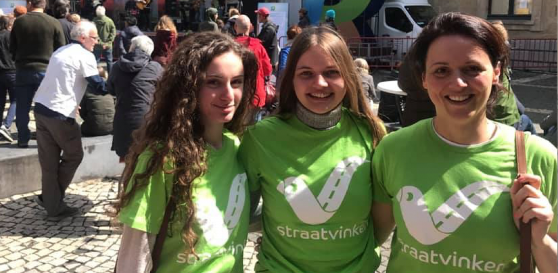 Katelijne De Vis (rechts) met twee van haar leerlingen tijdens Radio Ringland (2019) op het Conscienceplein. Katelijne De Vis (rechts) met twee van haar leerlingen tijdens Radio Ringland (2019) op het Conscienceplein.